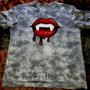 Graphic Tee 2XL Halloween Vampire Fangs